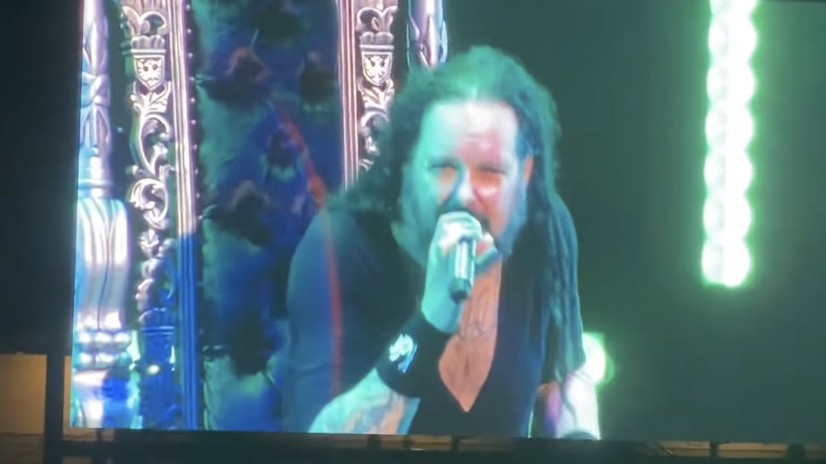 Korn S Jonathan Davis Struggling With Covid After Effects Is Performing Live Sat On A Throne Kerrang Korn S Jonathan Davis Struggling With Covid After Effects Is Performing Live Sat On A Throne Kerrang