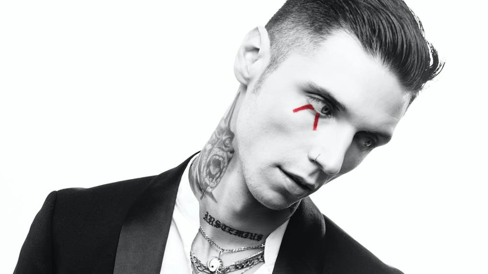 andy-biersack-i-hate-idol-worship-anyone-can-do-what-i-do-kerrang