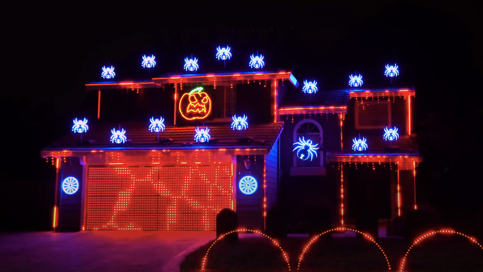 This Enter Sandman Themed Halloween Light Show Is Spectacular Kerrang   Enter Sandman Halloween Light Show 2020 