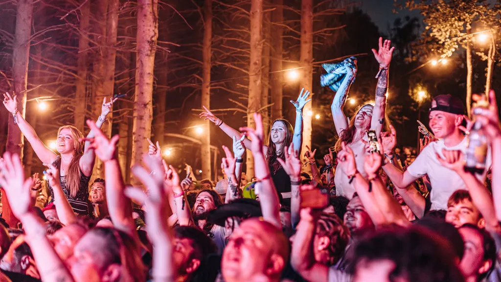 2000trees festival live atmosphere header 2025 credit Joe Singh