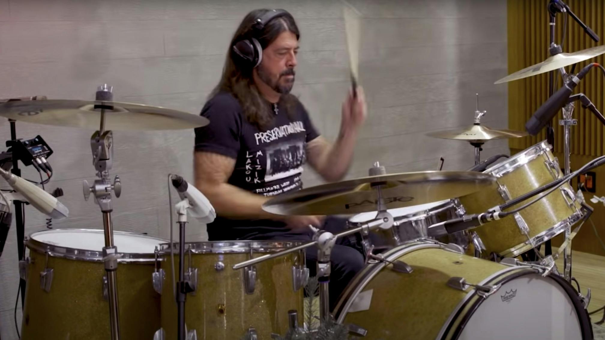 Watch Dave Grohl cover Little Drummer Boy with The Bird And The Bee
