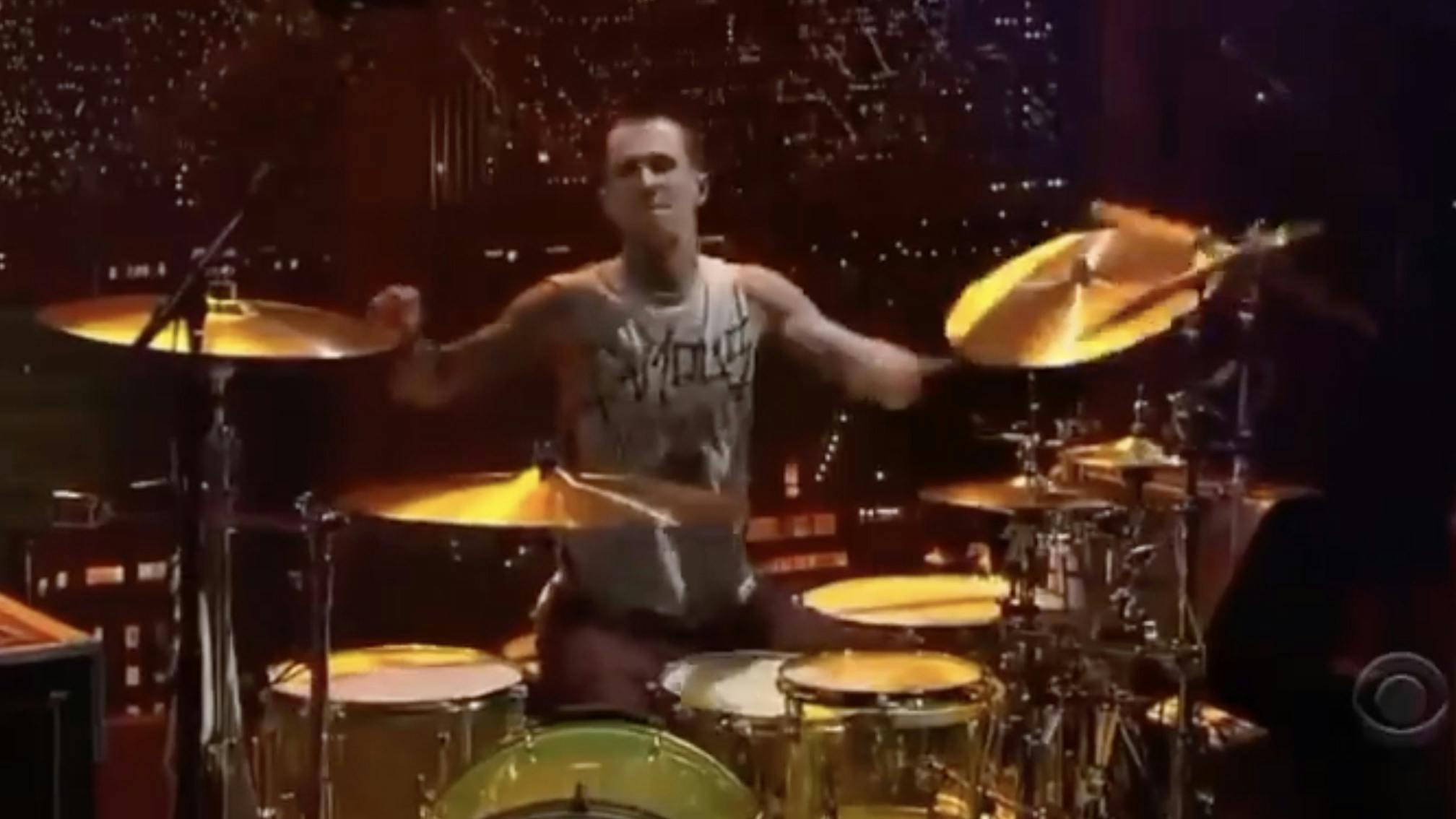 Watch Travis Barker only using one arm while performing with +44