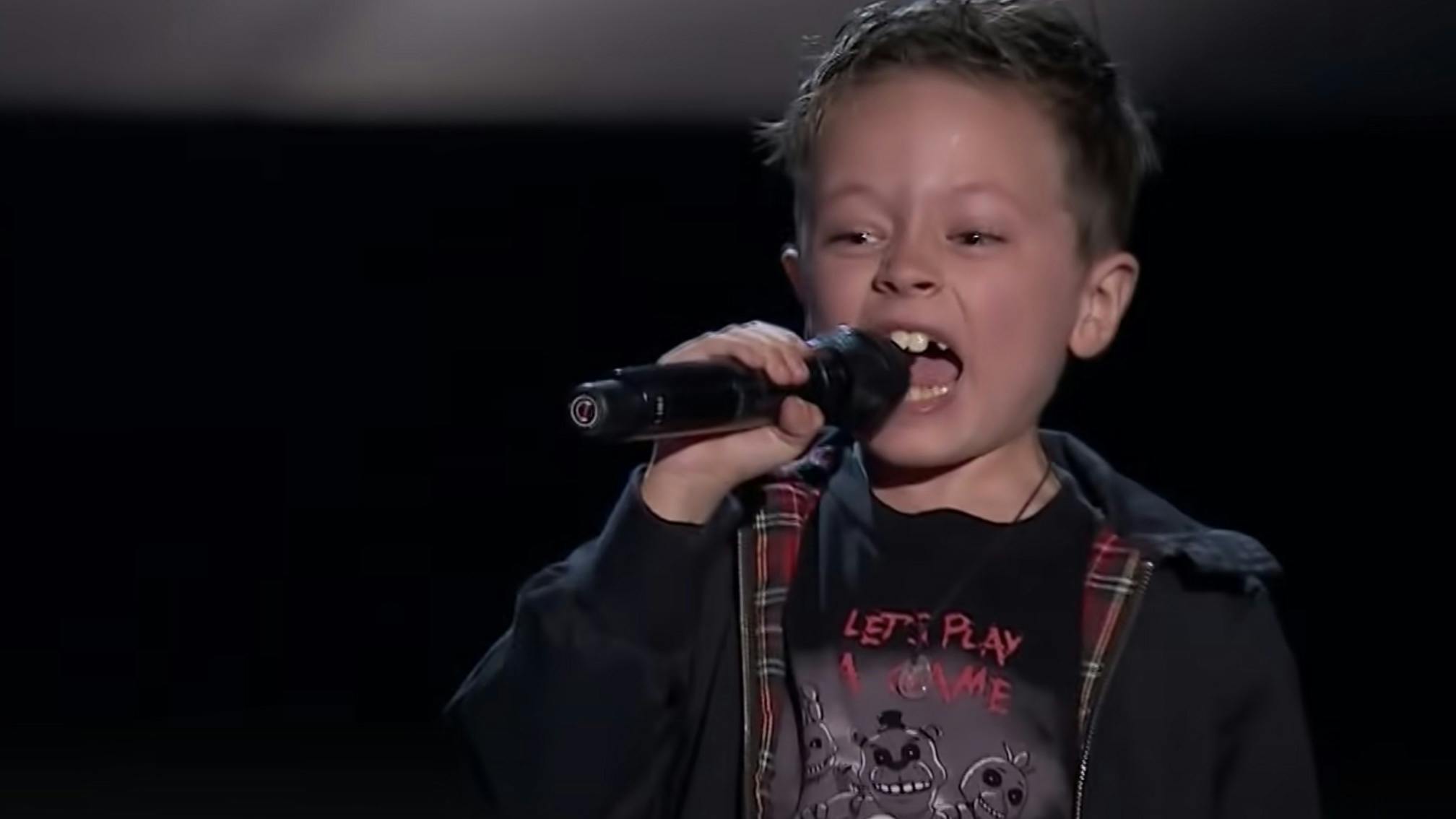 Awesome seven-year-old crushes AC/DC's Highway To Hell on Spain's The Voice Kids