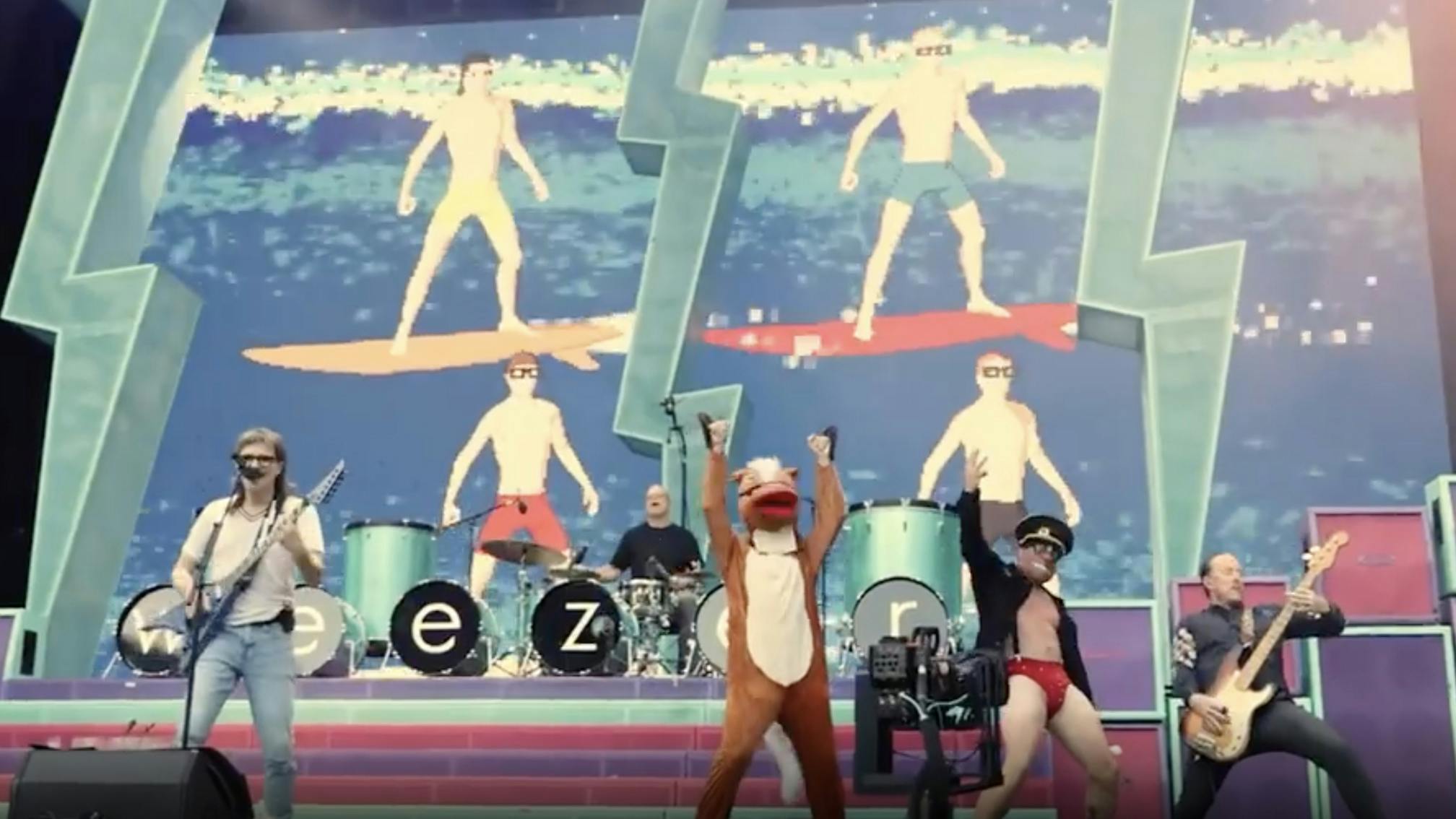 Watch Green Day prank Weezer on final night of the Hella Mega Tour