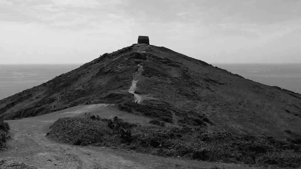 VNDER A CRVMBLING MOON WEB SLEEVE 2023