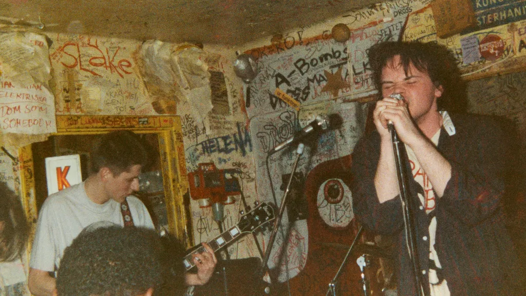 Totalitar live 1988 credit Helena Johnson