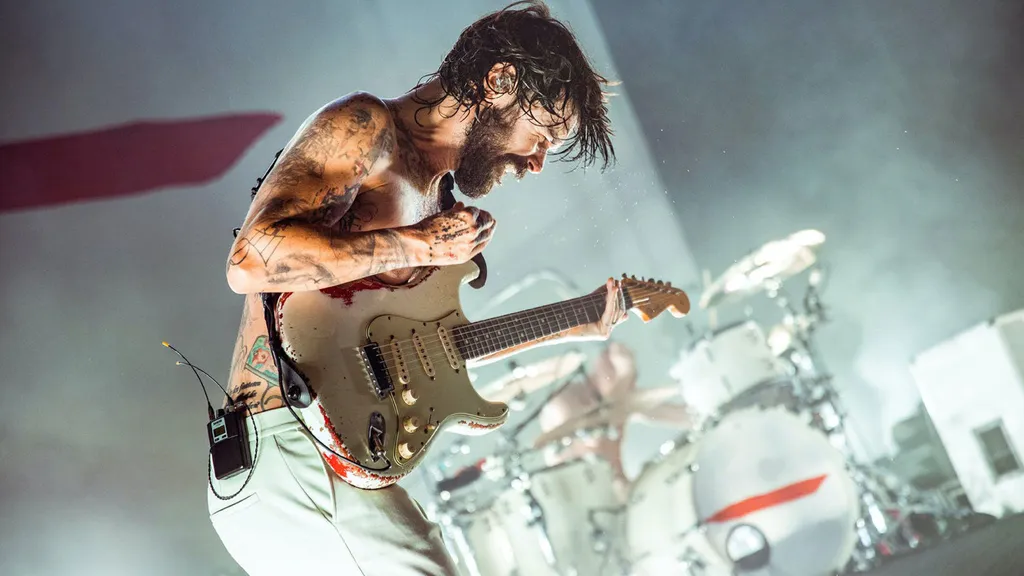 Biffy Clyro Simon Neil live November 2021 credit Paul Harries