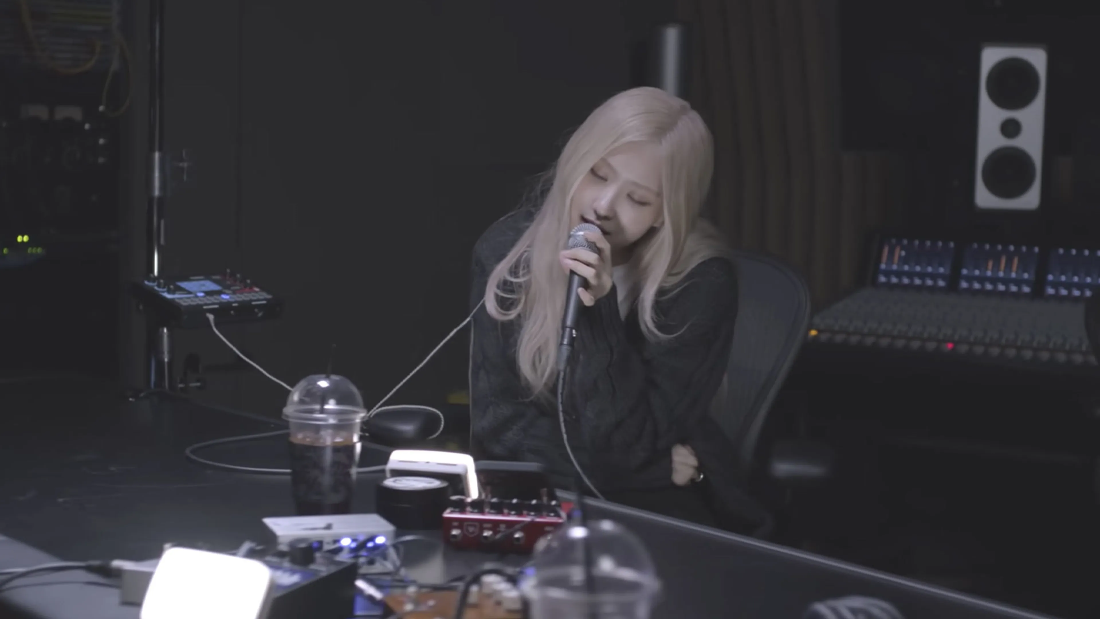 BLACKPINK’s Rosé has shared a beautiful new cover of December by Neck Deep