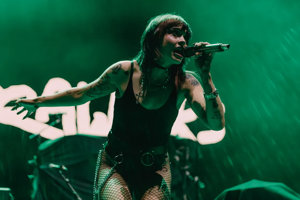 CRAWLERS WEMBLEY NIAMH LOUISE 1