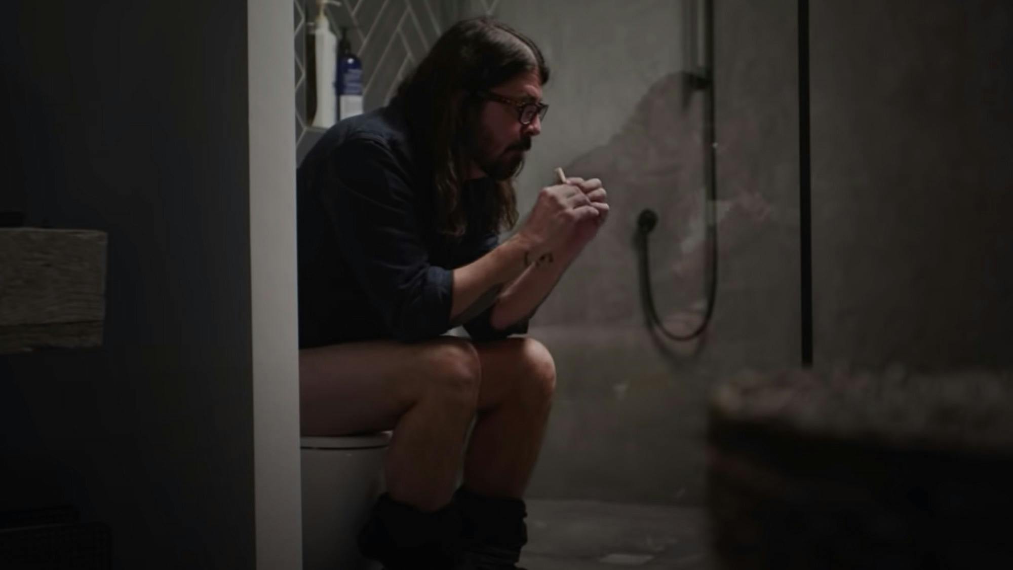 Watch Dave Grohl Overcome Debilitating FRESH POTS! Addiction In New Spoof Ad