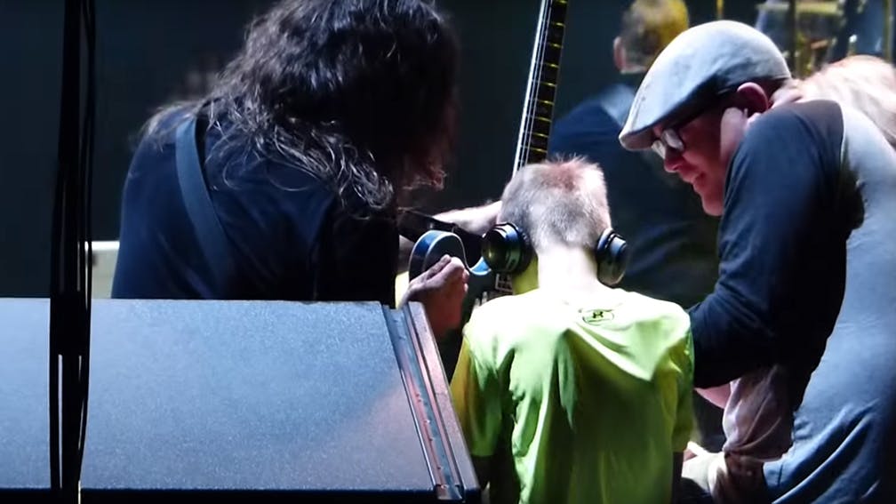 Dave Grohl Invites Blind Child Onstage To Play His Guitar
