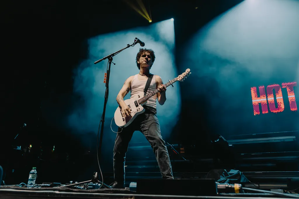 HOT MULLIGAN WEMBLEY NIAMH LOUISE 2