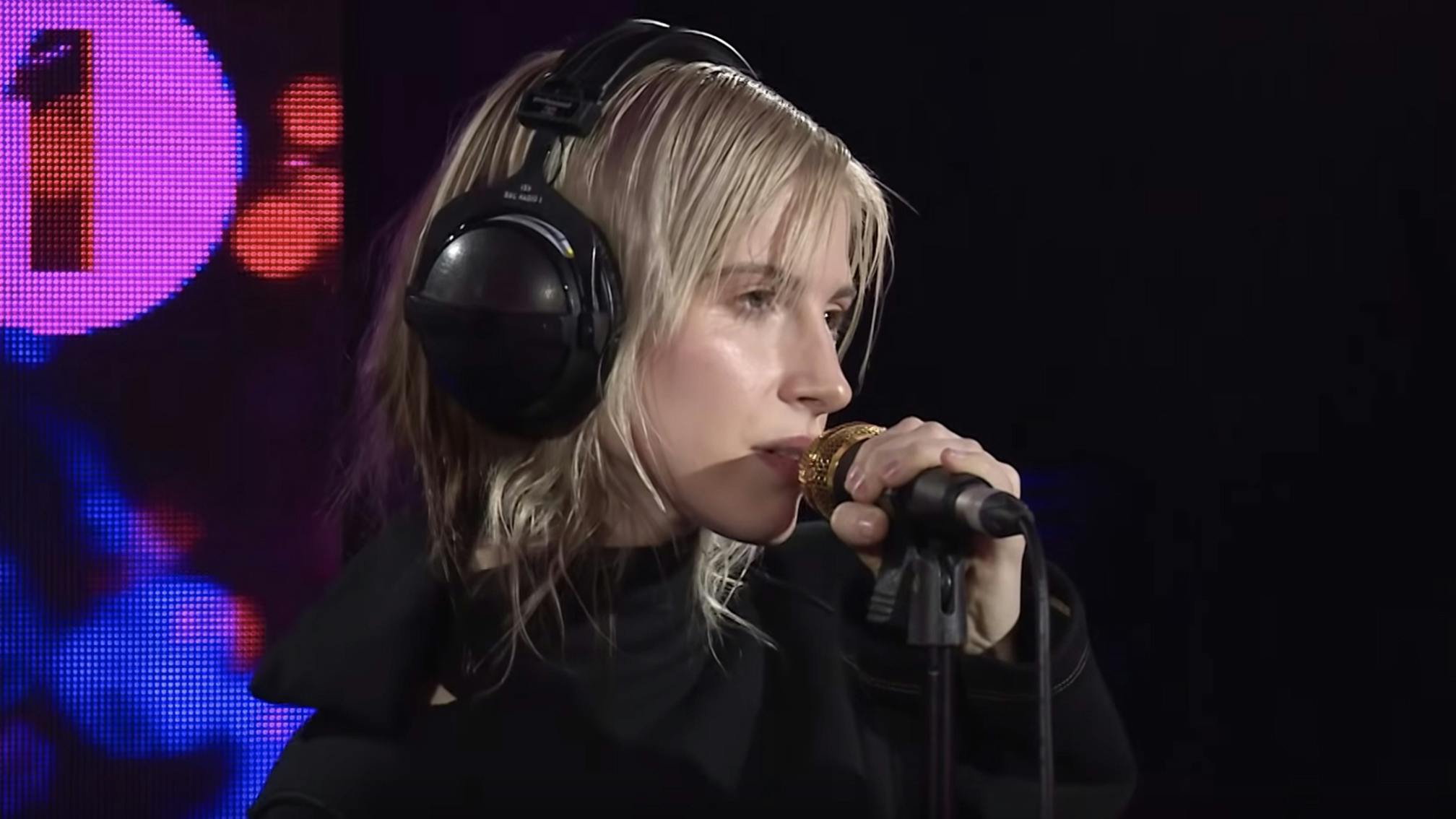 Watch Hayley Williams Cover Dua Lipa, And Perform Simmer Live For The First Time
