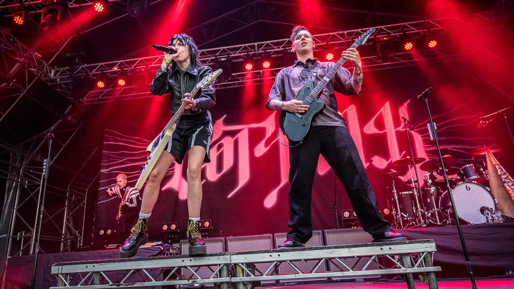 Hot Milk Han Mee Jim Shaw live Slam Dunk 2025 credit Sabrina Ramdoyal