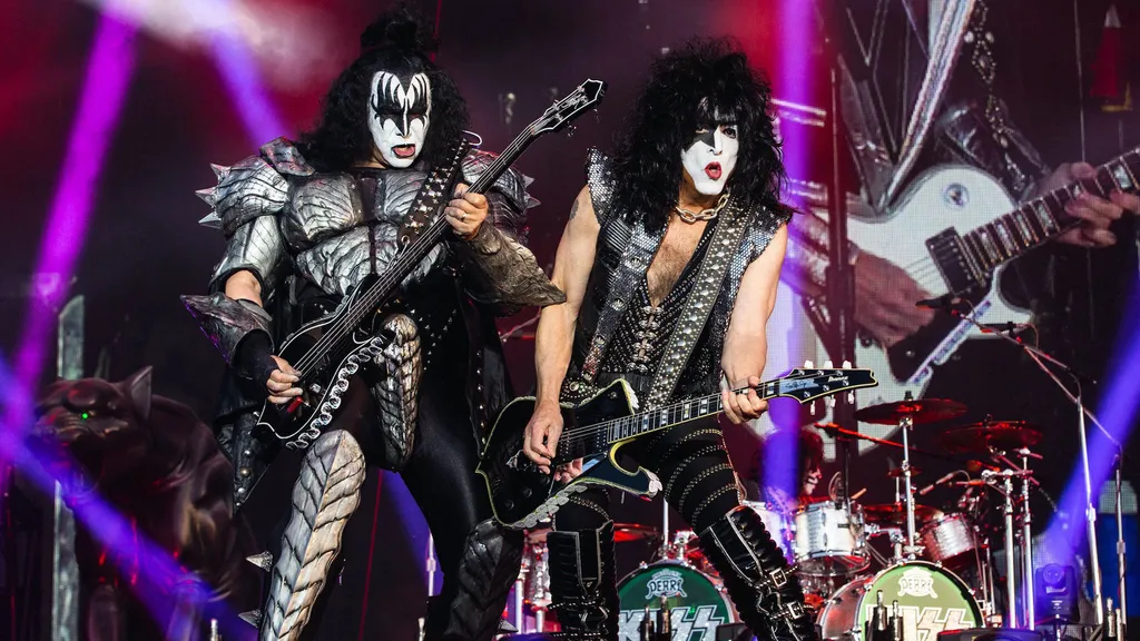 KISS live 2022 Download header Jenn Five