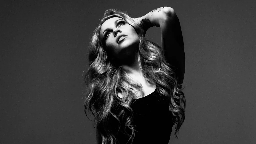 Kobra Paige By Dan Sturgess