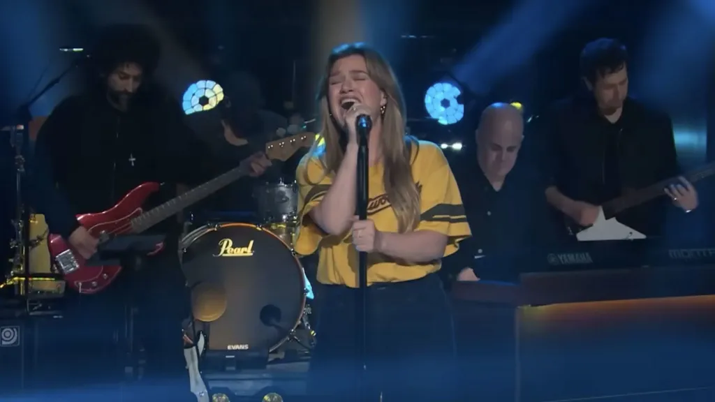 Kelly Clarkson Learn To Fly performance cover live