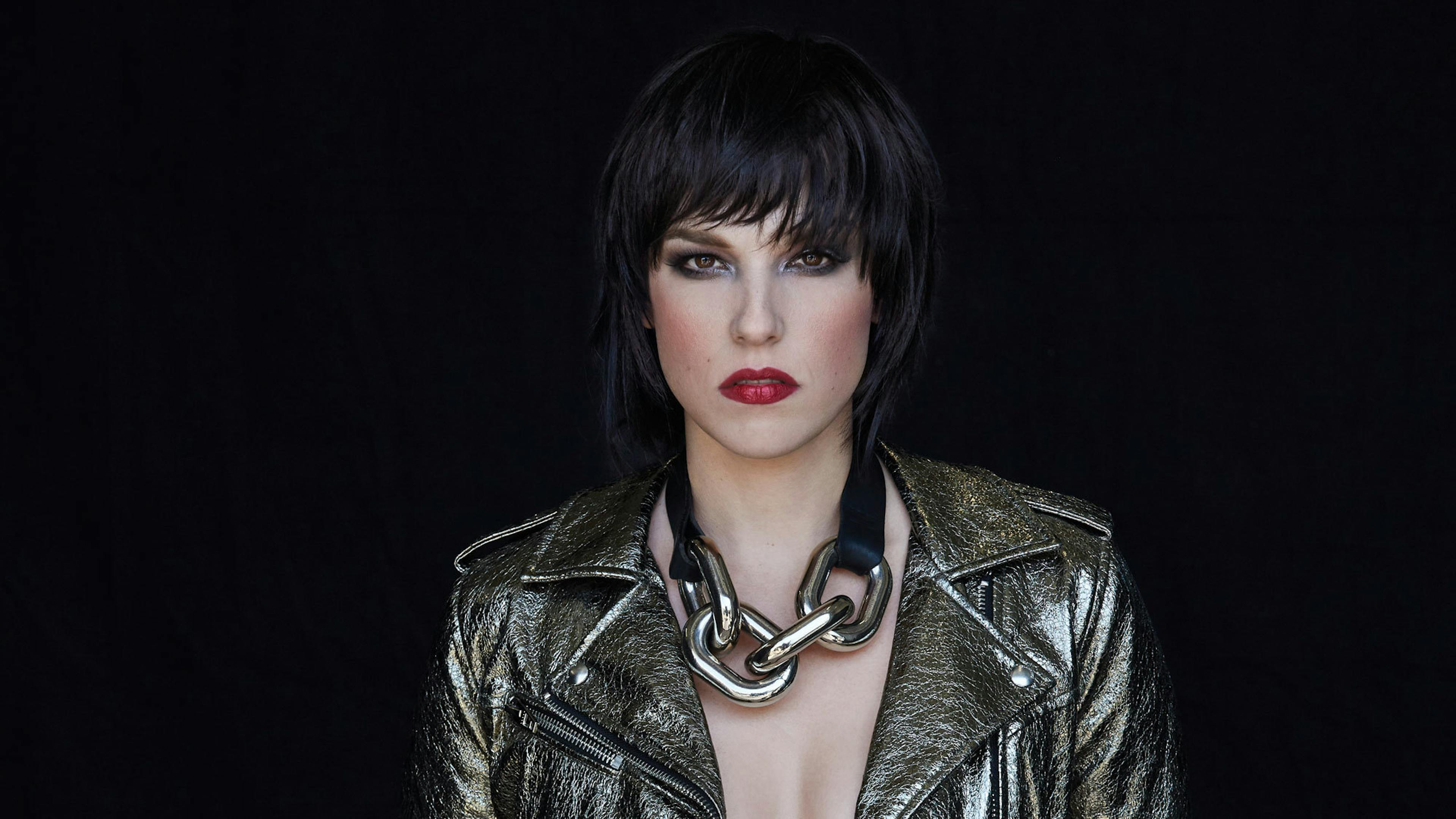 Lzzy Hale: "I encourage all of my young ladies: don’t just be a superhero, be a female superhero"