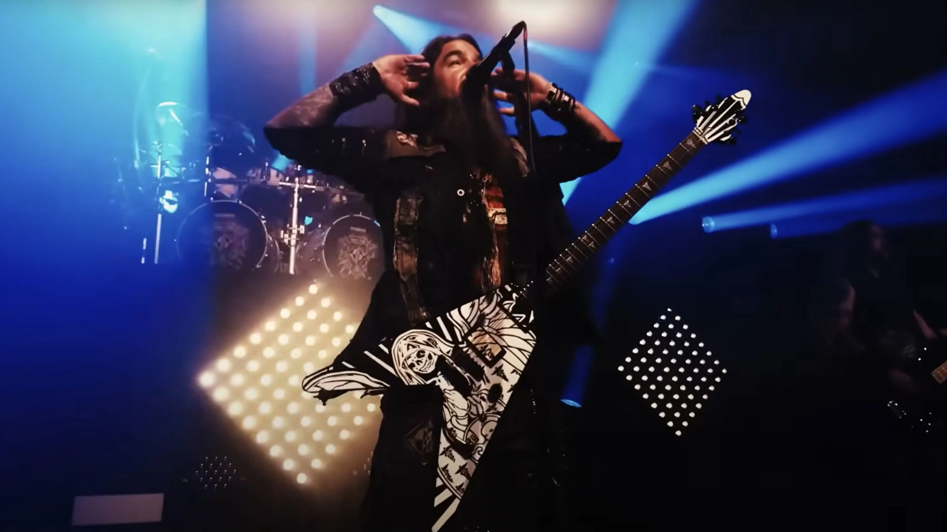 See Machine Head cover War Pigs and Children Of The Grave live
