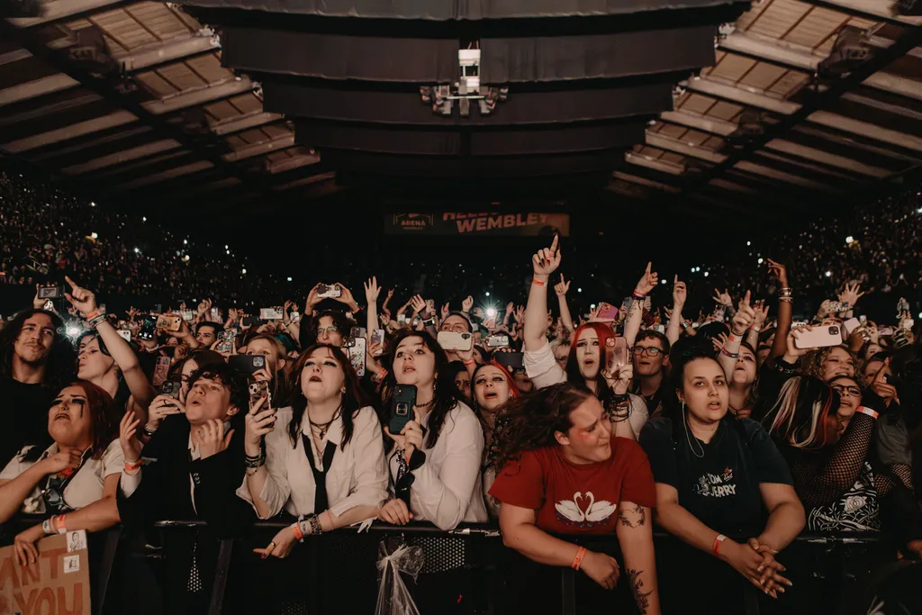PIERCE THE VEIL WEMBLEY NIAMH LOUISE 6