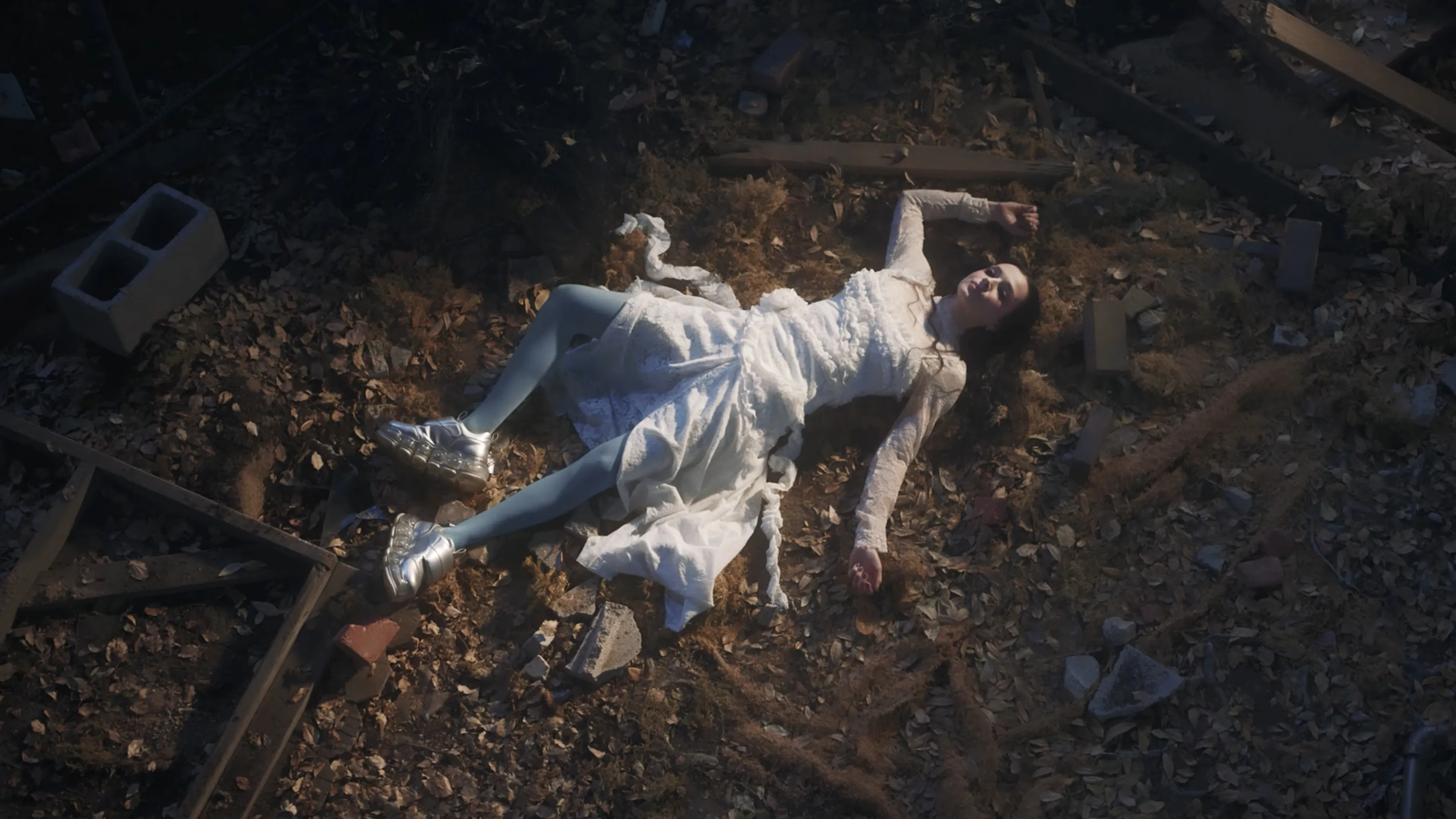 Poppy shares new single and video, Unravel