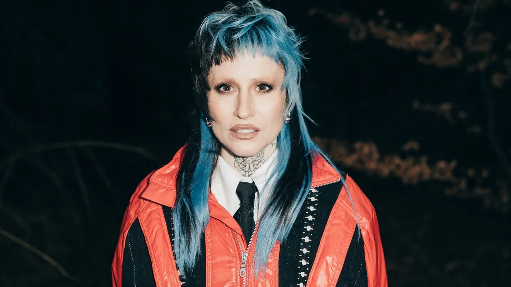 A photo of alternative English singer-songwriter RØRY, whose real name is Roxanne Emery