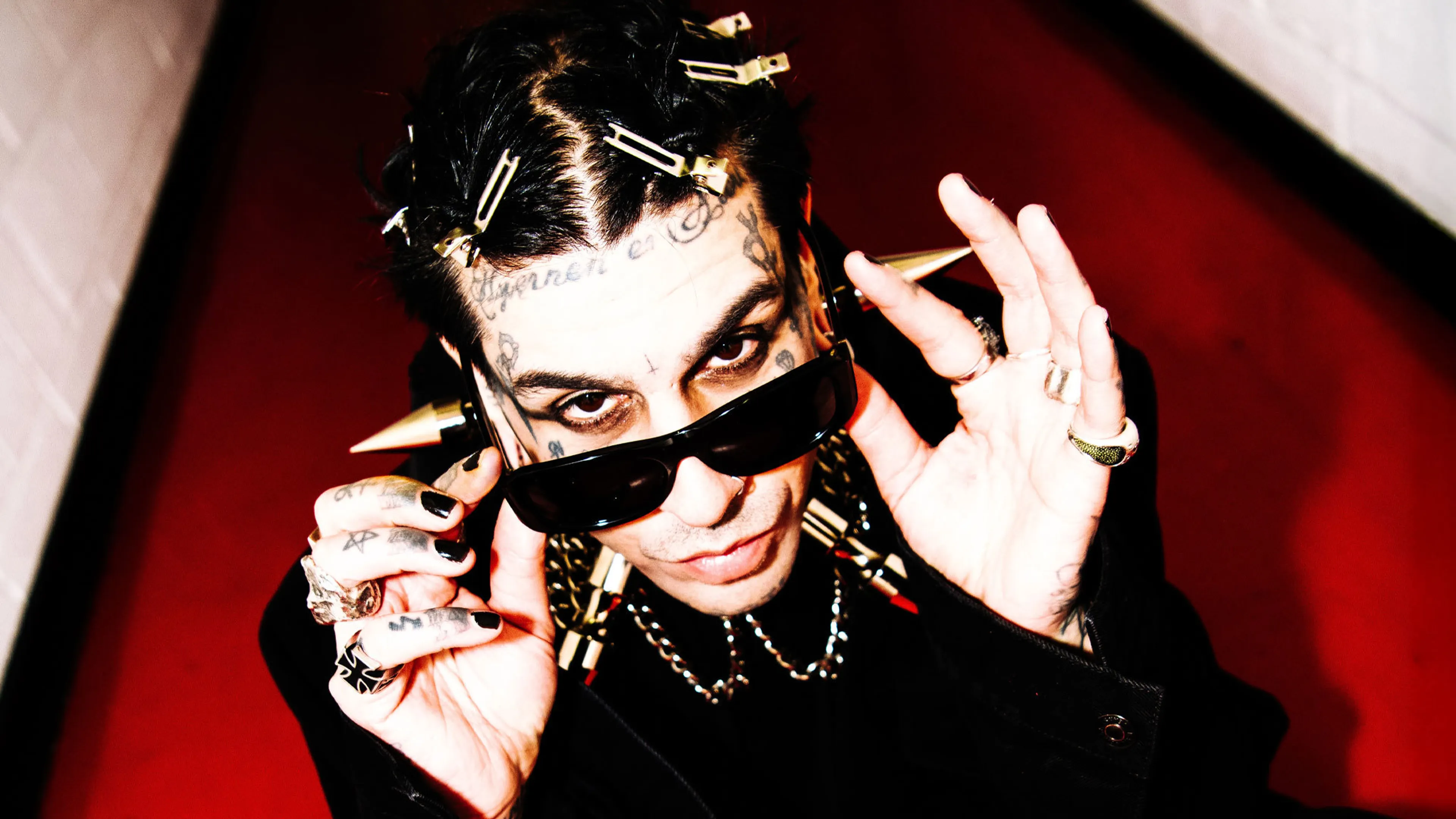 Ray Noir announces new EP, Gothstar