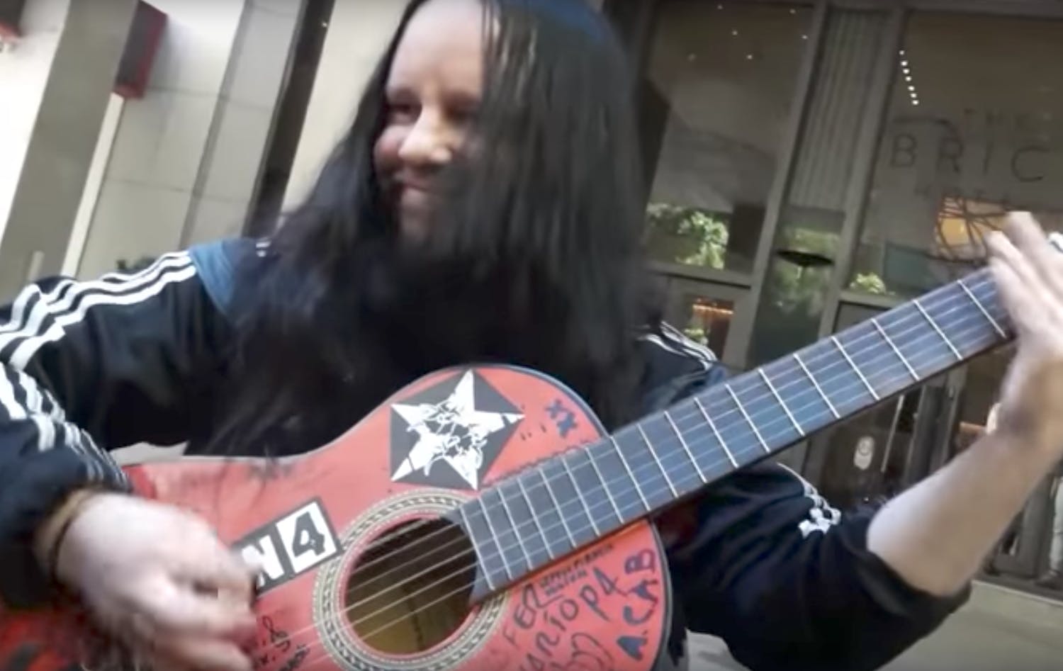 Joey Jordison plays Slipknot's (sic) on an acoustic guitar