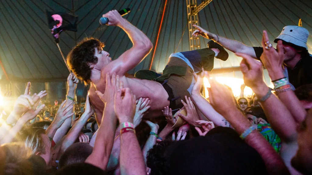 Turnstile crowd Glastonbury live header 2022 credit Jenn Five