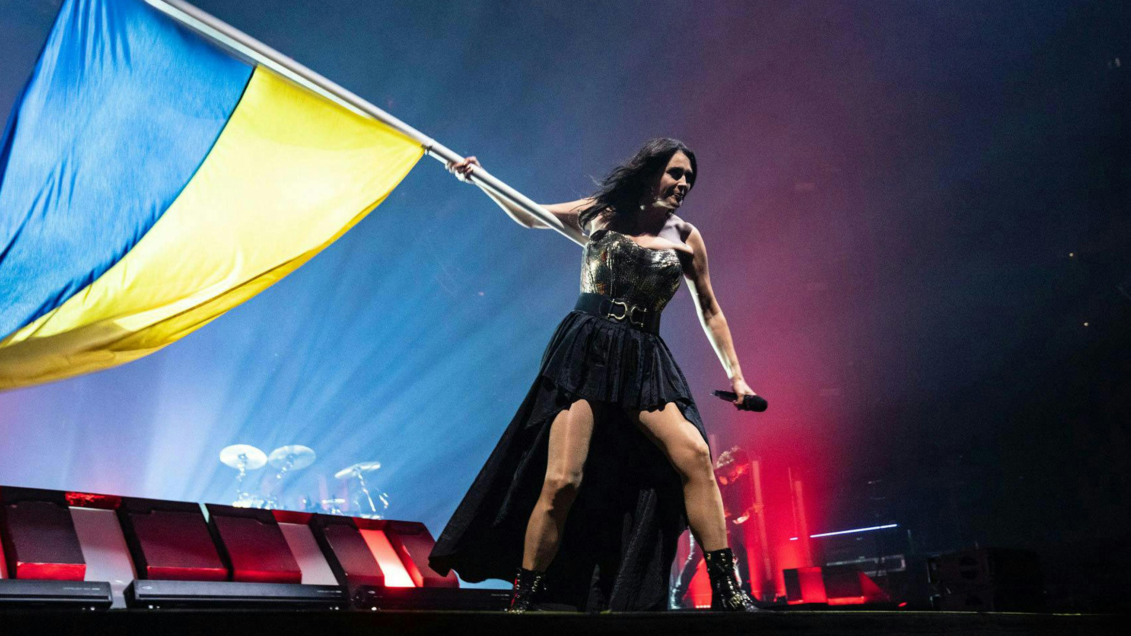 Sharon den Adel teams up with Ukrainian band BLIND8 for new single