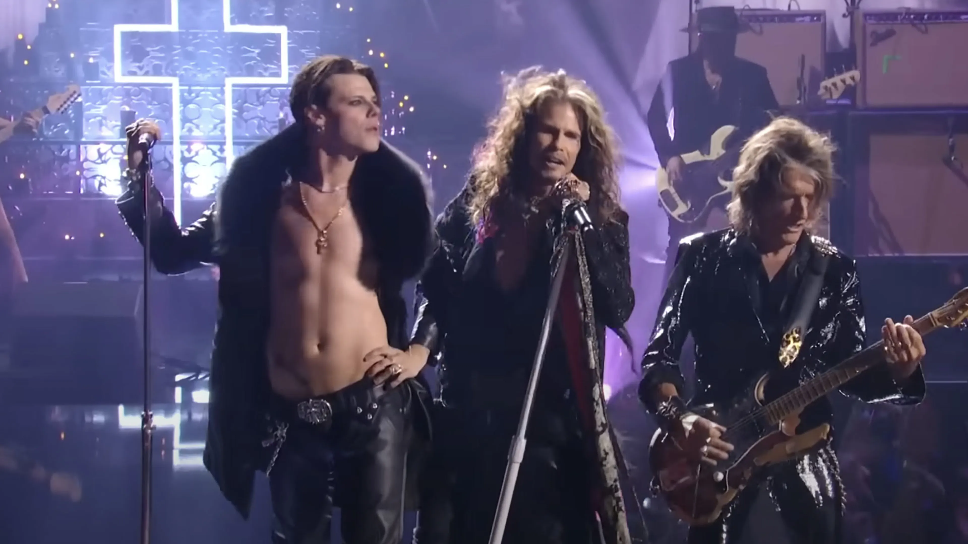 See Steven Tyler, YUNGBLUD and more perform Ozzy medley at the VMAs