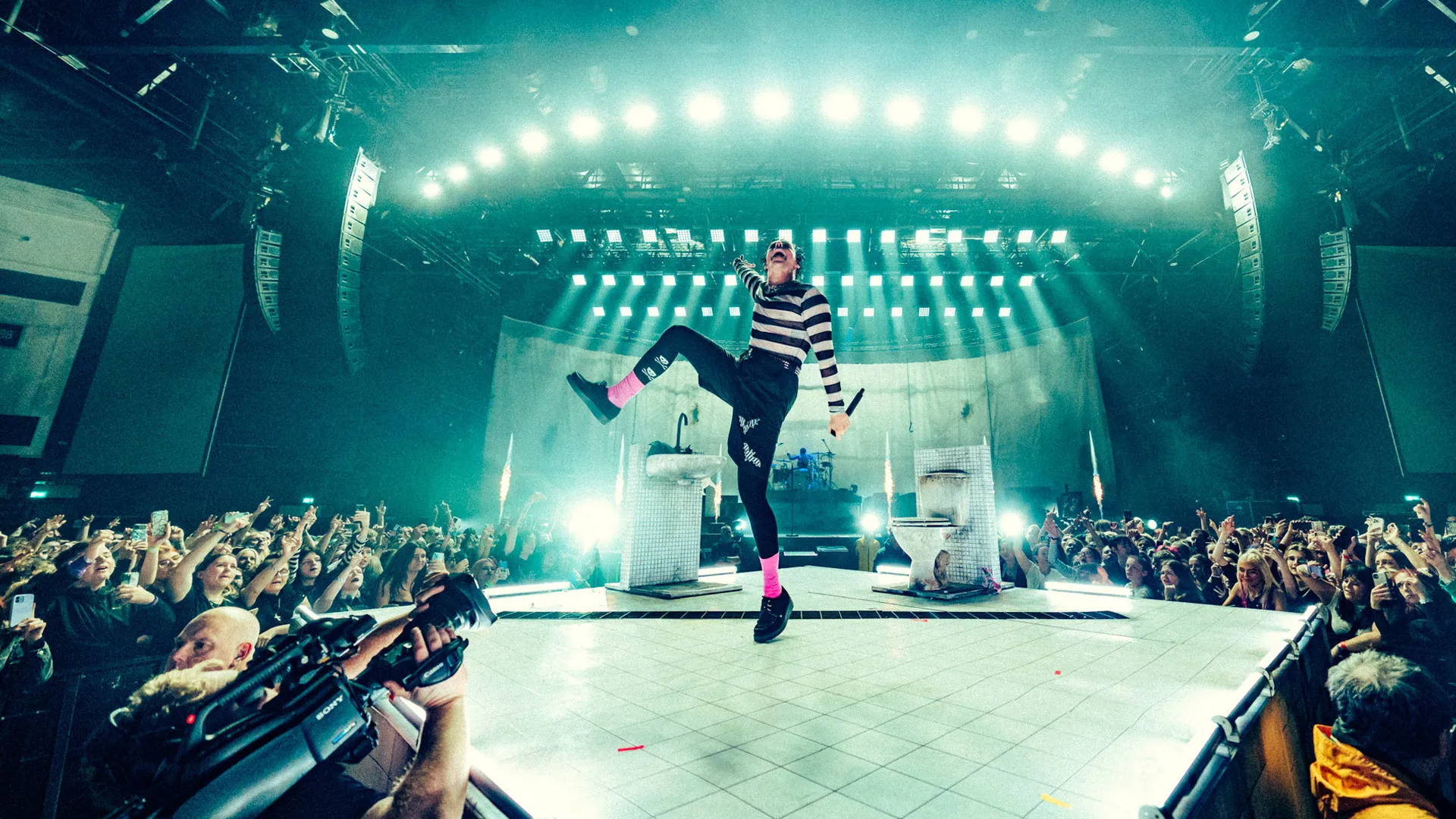 YUNGBLUD kicks off UK arena tour hereโs the setlist Kerrang!