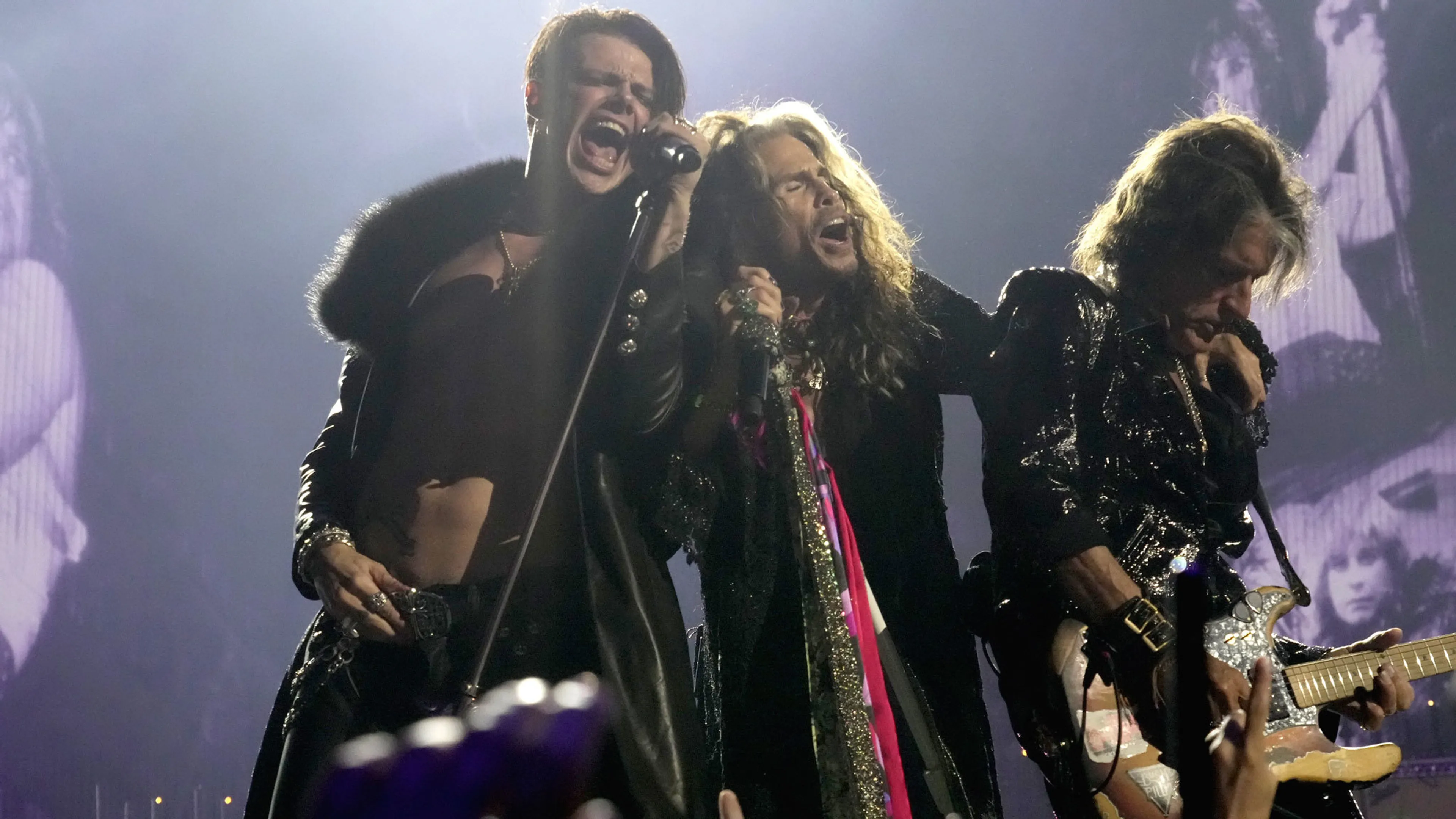 See Steven Tyler, YUNGBLUD and more perform Ozzy medley at the VMAs